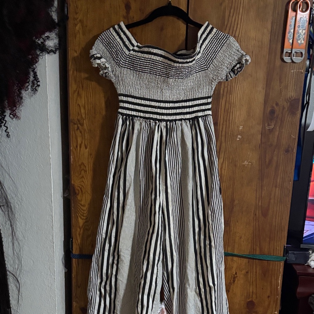 Elegant Striped Dress with Short Sleeves - Pre-owed